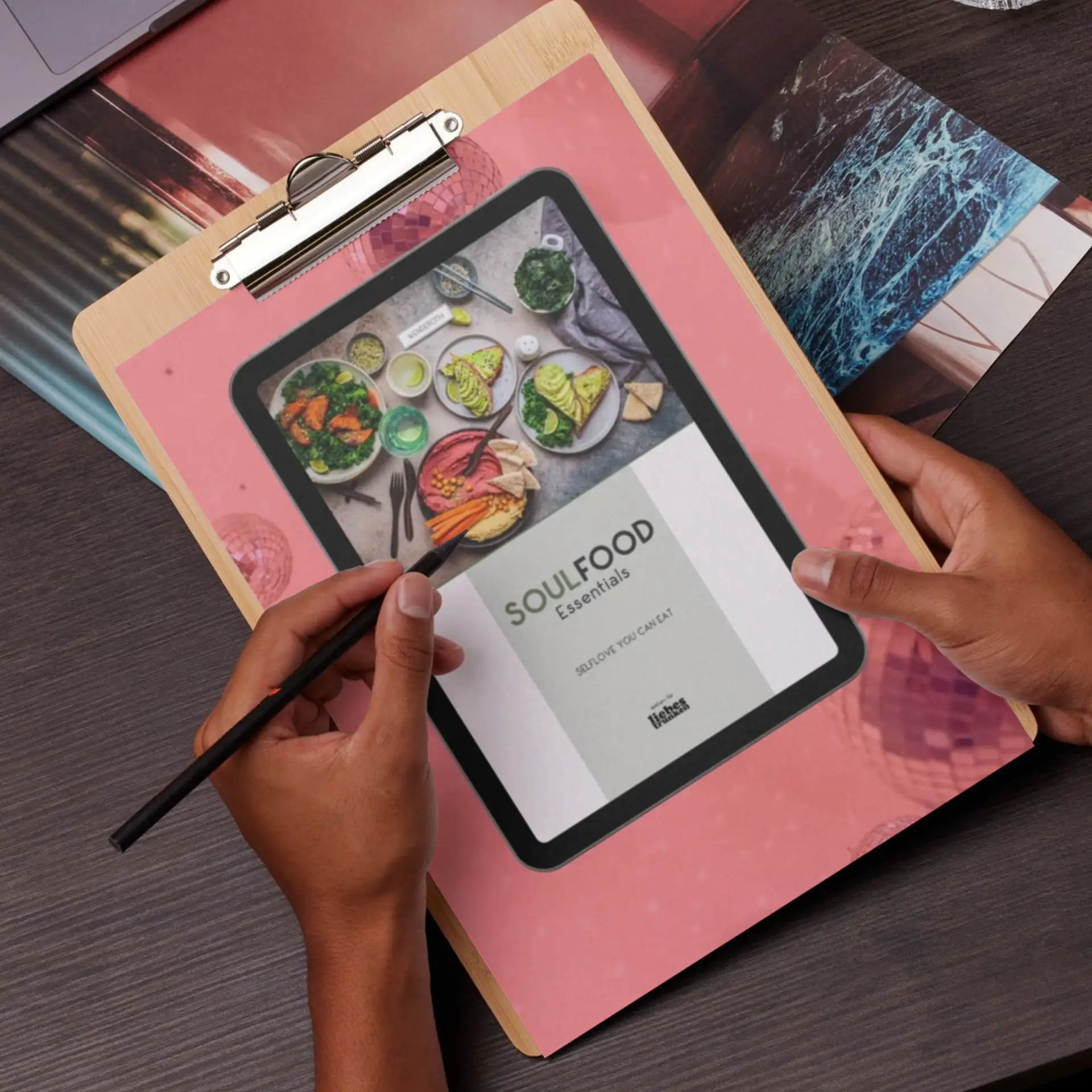 SOULFOOD Essentials - Selflove you can eat. Ein Impulsgeber, der dir zeigt, wie Essen zur Selbstliebe werden kann. Keine endlosen Regeln, keine trockene Theorie, sondern Inspiration, Rituale und kleine Alltagshelfer, die dir sofort mehr Balance schenken.